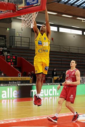 24.04.2021, xovx, Basketball BBL, JobStairs Gießen 46ers - MHP RIESEN Ludwigsburg v.l. Oscar da Silva (MHP Riesen Ludwigsburg), Scottie James Jr. (Gießen 46ers) Gießen Sporthalle Gießen-Ost Hessen Deutschland (DE)