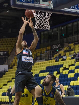 GER, Basketball, EWE Baskets Oldenburg vs ratiopharm Ulm 24.04.2021, EWE Arena, Oldenburg, GER, easy Credit-BBL, EWE Baskets Oldenburg vs ratiopharm Ulm, im Bild Isaiah WILKINS ( ratiopharm Ulm 11 ) Martin BREUNING (EWE Baskets Oldenburg 12 )