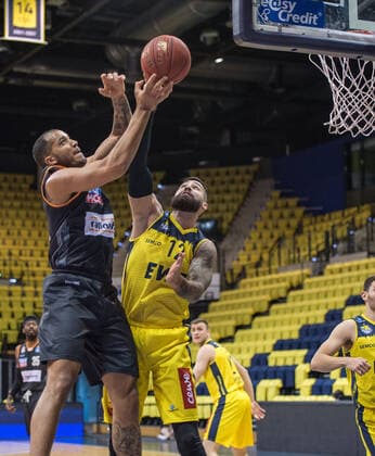 GER, Basketball, EWE Baskets Oldenburg vs ratiopharm Ulm 24.04.2021, EWE Arena, Oldenburg, GER, easy Credit-BBL, EWE Baskets Oldenburg vs ratiopharm Ulm, im Bild Isaiah WILKINS ( ratiopharm Ulm 11 ) Martin BREUNING (EWE Baskets Oldenburg 12 )