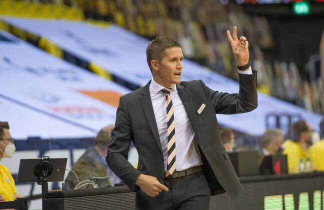 GER, Basketball, EWE Baskets Oldenburg vs ratiopharm Ulm 24.04.2021, EWE Arena, Oldenburg, GER, easy Credit-BBL, EWE Baskets Oldenburg vs ratiopharm Ulm, im Bild zwei Finger hoch Jaka LAKOVIC ( ratiopharm Ulm Headcoach Trainer )