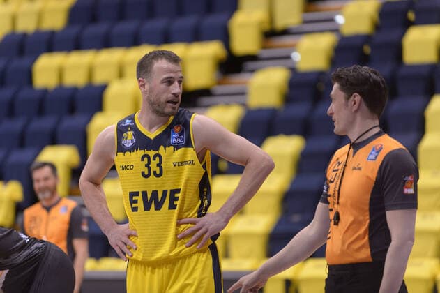 Philipp SCHWETHELM (33 EWE Baskets Oldenburg) diskutiert mit dem Schiedsrichter ; EWE Baskets Oldenburg vs ratiopharm Ulm, Basketball, easyCredit BBL Bundesliga, 24.04.2021, 30. Spieltag, Saison 2020 2021 ; Copyright: xErikxHillmer EIBNERx EP_ehr EWE Baskets Oldenburg vs ratiopharm Ulm, Basketball, easyCredit BBL Bundesliga, 24.04.2021, 30. Spieltag, Saison 2020 2021 Oldenburg Copyright: xErikxHillmer EIBNERx EP_ehr