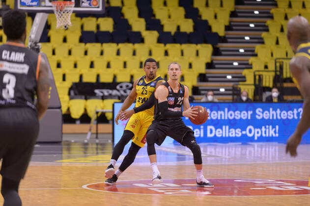 Phil PRESSEY (25 EWE Baskets Oldenburg), Thomas KLEPEISZ (22 ratiopharm ulm) ; EWE Baskets Oldenburg vs ratiopharm Ulm, Basketball, easyCredit BBL Bundesliga, 24.04.2021, 30. Spieltag, Saison 2020 2021 ; Copyright: xErikxHillmer EIBNERx EP_ehr EWE Baskets Oldenburg vs ratiopharm Ulm, Basketball, easyCredit BBL Bundesliga, 24.04.2021, 30. Spieltag, Saison 2020 2021 Oldenburg Copyright: xErikxHillmer EIBNERx EP_ehr