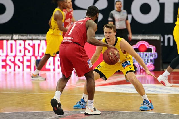 24.04.2021, xovx, Basketball BBL, JobStairs Gießen 46ers - MHP RIESEN Ludwigsburg v.l. Jonathan Stark (Gießen 46ers), Jordan Hulls (MHP Riesen Ludwigsburg) Gießen Sporthalle Gießen-Ost Hessen Deutschland (DE)