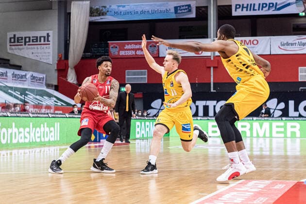 easyCredit Basketball Bundesliga; JobStairs Giessen 46ers - MHP RIESEN Ludwigsburg, 24.04.21 Diante Maurice Garrett ( 11 Giessen 46ers), Lukas Herzog ( 11 MHP RIESEN Ludwigsburg), Sporthalle Giessen-Ost Giessen, 24.04.21 Copyright: xBEAUTIFULxSPORTS Roeczeyx