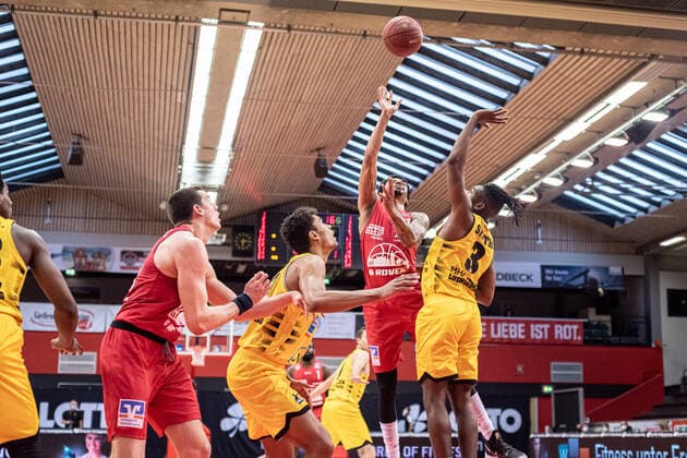 easyCredit Basketball Bundesliga; JobStairs Giessen 46ers - MHP RIESEN Ludwigsburg, 24.04.21 Diante Maurice Garrett ( 11 Giessen 46ers), Jaleen Smith ( 3 MHP RIESEN Ludwigsburg), Oscar da Silva ( 30 MHP RIESEN Ludwigsburg), Sporthalle Giessen-Ost Giessen, 24.04.21 Copyright: xBEAUTIFULxSPORTS Roeczeyx