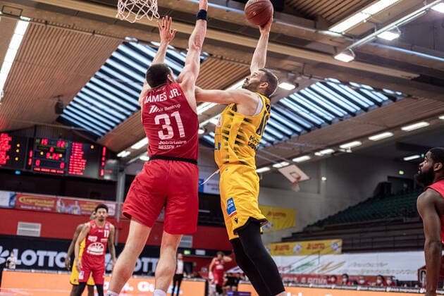 easyCredit Basketball Bundesliga; JobStairs Giessen 46ers - MHP RIESEN Ludwigsburg, 24.04.21 Jonas Wohlfarth-Bottermann ( 18 MHP RIESEN Ludwigsburg), Scottie James ( 31 Giessen 46ers) Sporthalle Giessen-Ost Giessen, 24.04.21 Copyright: xBEAUTIFULxSPORTS Roeczeyx