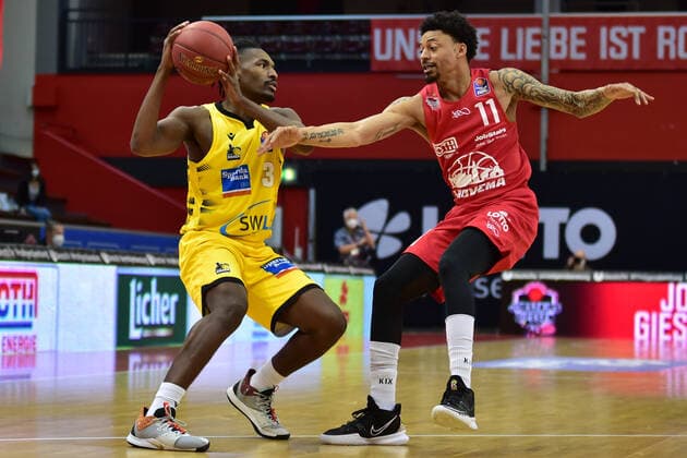 24.04.2021, xbrx, Basketball BBL Bundesliga, Giessen 46ers - MHP Riesen Ludwigsburg emspor, v.l. Dribbling, dribbelt mit dem Ball, fuehrt den Ball, Zweikampf, Smith, Jaleen (3 - MHP Riesen Ludwigsburg), Garrett, Diante Maurice (11 - Hiessen 46ers) Giessen