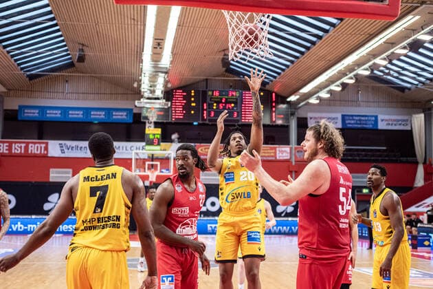 easyCredit Basketball Bundesliga; JobStairs Giessen 46ers - MHP RIESEN Ludwigsburg, 24.04.21 Desi Rodriguez ( 20 MHP RIESEN Ludwigsburg), John Bryant ( 54 Giessen 46ers), Chad Brown ( 22 Giessen 46ers) Sporthalle Giessen-Ost Giessen, 24.04.21 Copyright: xBEAUTIFULxSPORTS Roeczeyx