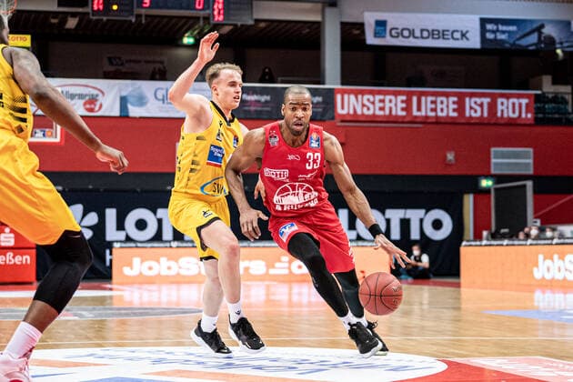 easyCredit Basketball Bundesliga; JobStairs Giessen 46ers - MHP RIESEN Ludwigsburg, 24.04.21 Brandon Thomas ( 33 Giessen 46ers), Lukas Herzog ( 11 MHP RIESEN Ludwigsburg) Sporthalle Giessen-Ost Giessen, 24.04.21 Copyright: xBEAUTIFULxSPORTS Roeczeyx