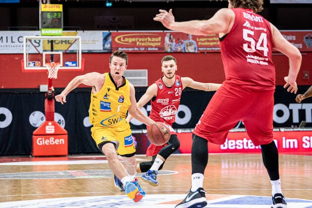 easyCredit Basketball Bundesliga; JobStairs Giessen 46ers - MHP RIESEN Ludwigsburg, 24.04.21 Jordan Hulls ( 1 MHP RIESEN Ludwigsburg), Ferdinand Zylka ( 20 Giessen 46ers) Sporthalle Giessen-Ost Giessen, 24.04.21 Copyright: xBEAUTIFULxSPORTS Roeczeyx