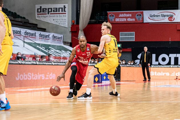 easyCredit Basketball Bundesliga; JobStairs Giessen 46ers - MHP RIESEN Ludwigsburg, 24.04.21 Brandon Thomas ( 33 Giessen 46ers), Lukas Herzog ( 11 MHP RIESEN Ludwigsburg) Sporthalle Giessen-Ost Giessen, 24.04.21 Copyright: xBEAUTIFULxSPORTS Roeczeyx