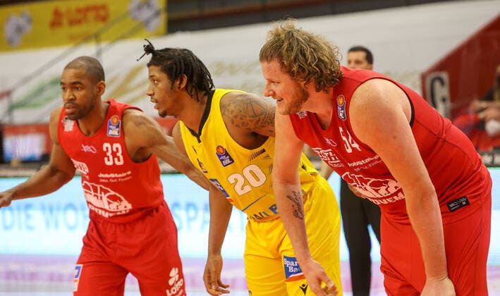 Sport Bilder des Tages John Bryant (JobStairs GIESSEN 54) und Desi Rodriguez (Ludwigsburg 20), JobStairs GIESSEN 46ers vs, MHP Riesen Ludwigsburg, Basketball, Basketball Bundesliga, 30. Spieltag, 24.04.2021, JobStairs GIESSEN 46ers vs, MHP Riesen Ludwigsburg, Basketball, Basketball Bundesliga, 30. Spieltag, 24.04.2021, Foto: EIBNER Joerg Niebergall Giessen Copyright: xJoergxNiebergall Eibner-Pressefox EP_JNL