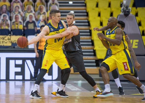 GER, Basketball, EWE Baskets Oldenburg vs ratiopharm Ulm 24.04.2021, EWE Arena, Oldenburg, GER, easy Credit-BBL, EWE Baskets Oldenburg vs ratiopharm Ulm, im Bild Martin BREUNING (EWE Baskets Oldenburg 12 ) Dylan OSETKOWSKI ( ratiopharm Ulm 21 ) Rickey PAULDING (EWE Baskets Oldenburg 23 )