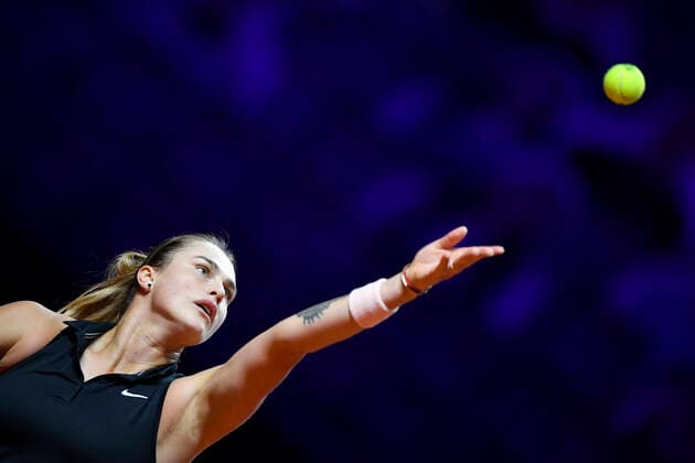 Aryna Sabalenka (BLR) Aktion Aufschlag Halbfinale Tennis Damen Porsche-Cup Porsche Tennis Grand Prix GP Stuttgart 2021 Porsche-Arena 24.04.2021 Porsche Tennis Grand Prix Stuttgart 2021