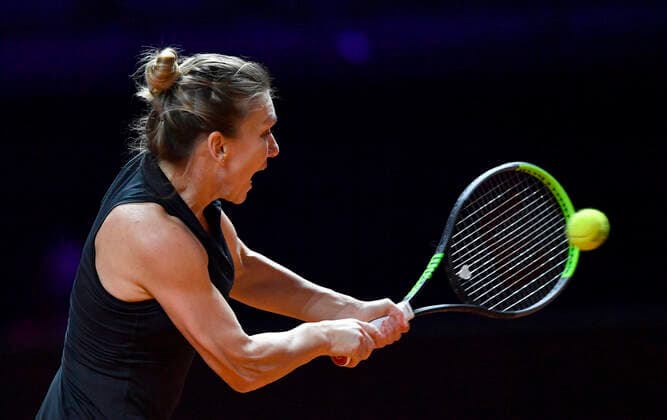 Simona Halep (ROU) Aktion Halbfinale Tennis Damen Porsche-Cup Porsche Tennis Grand Prix GP Stuttgart 2021 Porsche-Arena 24.04.2021 Porsche Tennis Grand Prix Stuttgart 2021
