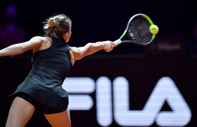 Simona Halep (ROU) Aktion FILA Halbfinale Tennis Damen Porsche-Cup Porsche Tennis Grand Prix GP Stuttgart 2021 Porsche-Arena 24.04.2021 Porsche Tennis Grand Prix Stuttgart 2021