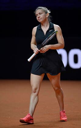 Simona Halep (ROU) enttäuscht Gestik, Geste Halbfinale Tennis Damen Porsche-Cup Porsche Tennis Grand Prix GP Stuttgart 2021 Porsche-Arena 24.04.2021 Porsche Tennis Grand Prix Stuttgart 2021