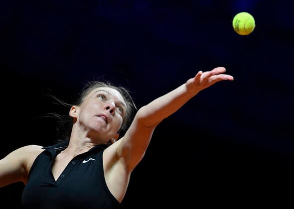 Simona Halep (ROU) Aktion Aufschlag Halbfinale Tennis Damen Porsche-Cup Porsche Tennis Grand Prix GP Stuttgart 2021 Porsche-Arena 24.04.2021 Porsche Tennis Grand Prix Stuttgart 2021
