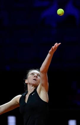 Simona Halep (ROU) Aktion Aufschlag Halbfinale Tennis Damen Porsche-Cup Porsche Tennis Grand Prix GP Stuttgart 2021 Porsche-Arena 24.04.2021 Porsche Tennis Grand Prix Stuttgart 2021