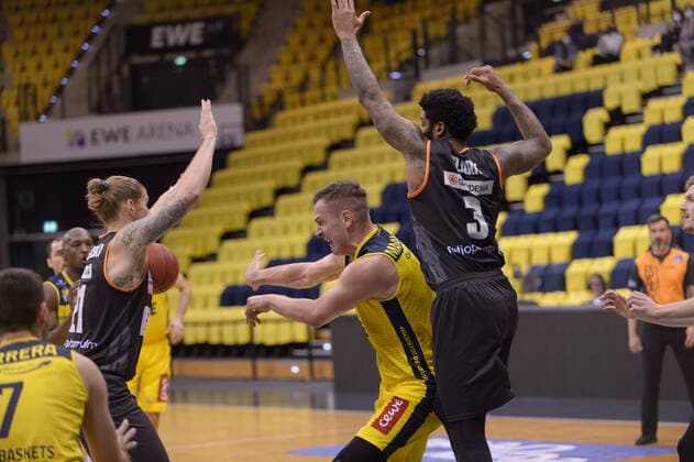 Rasid MAHALBASIC (24 EWE Baskets Oldenburg), Cameron CLARK (3 ratiopharm ulm) ; EWE Baskets Oldenburg vs ratiopharm Ulm, Basketball, easyCredit BBL Bundesliga, 24.04.2021, 30. Spieltag, Saison 2020 2021 ; Copyright: xErikxHillmer EIBNERx EP_ehr EWE Baskets Oldenburg vs ratiopharm Ulm, Basketball, easyCredit BBL Bundesliga, 24.04.2021, 30. Spieltag, Saison 2020 2021 Oldenburg Copyright: xErikxHillmer EIBNERx EP_ehr