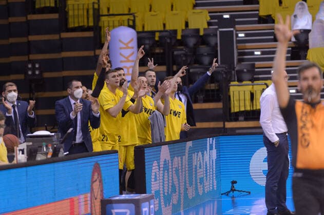 Bank der EWE Baskets jubelt über einen Dreier ; EWE Baskets Oldenburg vs ratiopharm Ulm, Basketball, easyCredit BBL Bundesliga, 24.04.2021, 30. Spieltag, Saison 2020 2021 ; Copyright: xErikxHillmer EIBNERx EP_ehr EWE Baskets Oldenburg vs ratiopharm Ulm, Basketball, easyCredit BBL Bundesliga, 24.04.2021, 30. Spieltag, Saison 2020 2021 Oldenburg Copyright: xErikxHillmer EIBNERx EP_ehr