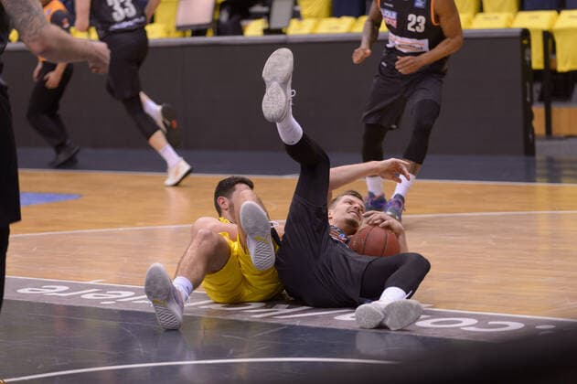 Sebastian HERRERA (7 EWE Baskets Oldenburg) und Andreas OBST (13 ratiopharm ulm) landen nach einem Zusammenstoß auf dem Boden ; EWE Baskets Oldenburg vs ratiopharm Ulm, Basketball, easyCredit BBL Bundesliga, 24.04.2021, 30. Spieltag, Saison 2020 2021 ; Copyright: xErikxHillmer EIBNERx EP_ehr EWE Baskets Oldenburg vs ratiopharm Ulm, Basketball, easyCredit BBL Bundesliga, 24.04.2021, 30. Spieltag, Saison 2020 2021 Oldenburg Copyright: xErikxHillmer EIBNERx EP_ehr