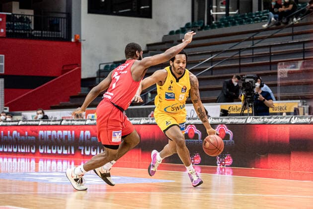 easyCredit Basketball Bundesliga; JobStairs Giessen 46ers - MHP RIESEN Ludwigsburg, 24.04.21 Barry Brown Jr. ( 5 MHP RIESEN Ludwigsburg), Isaac Hamilton ( 2 Giessen 46ers) Sporthalle Giessen-Ost Giessen, 24.04.21 Copyright: xBEAUTIFULxSPORTS Roeczeyx