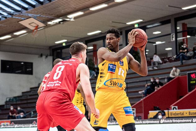easyCredit Basketball Bundesliga; JobStairs Giessen 46ers - MHP RIESEN Ludwigsburg, 24.04.21 Yorman Polas Bartolo ( 13 MHP RIESEN Ludwigsburg), Alen Pjanic ( 8 Giessen 46ers) Sporthalle Giessen-Ost Giessen, 24.04.21 Copyright: xBEAUTIFULxSPORTS Roeczeyx