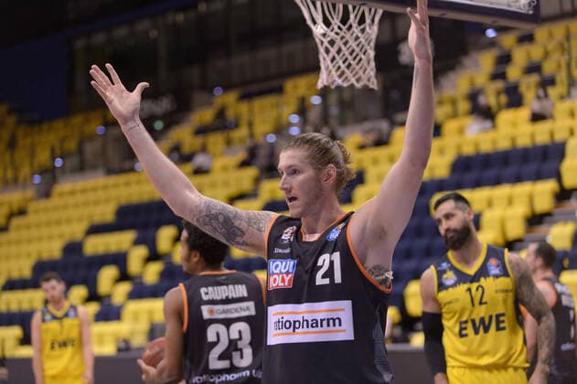 Dylan OSETKOWSKI (21 ratiopharm ulm) reagiert auf eine Schiedsrichterentscheidung ; EWE Baskets Oldenburg vs ratiopharm Ulm, Basketball, easyCredit BBL Bundesliga, 24.04.2021, 30. Spieltag, Saison 2020 2021 ; Copyright: xErikxHillmer EIBNERx EP_ehr EWE Baskets Oldenburg vs ratiopharm Ulm, Basketball, easyCredit BBL Bundesliga, 24.04.2021, 30. Spieltag, Saison 2020 2021 Oldenburg Copyright: xErikxHillmer EIBNERx EP_ehr