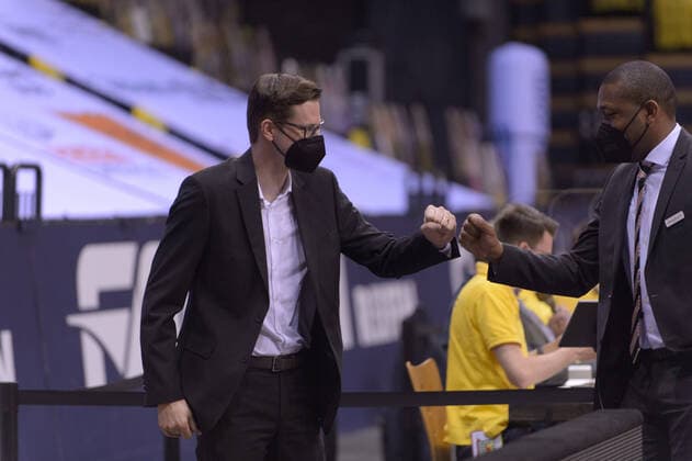 Torsten LEIBENATH (Sportdirektor ratiopharm Ulm) klatscht nach dem Sieg ab mit Tyron MCCOY (Co-Trainer Assistant Coach ratiopharm ulm) ; EWE Baskets Oldenburg vs ratiopharm Ulm, Basketball, easyCredit BBL Bundesliga, 24.04.2021, 30. Spieltag, Saison 2020 2021 ; Copyright: xErikxHillmer EIBNERx EP_ehr EWE Baskets Oldenburg vs ratiopharm Ulm, Basketball, easyCredit BBL Bundesliga, 24.04.2021, 30. Spieltag, Saison 2020 2021 Oldenburg Copyright: xErikxHillmer EIBNERx EP_ehr