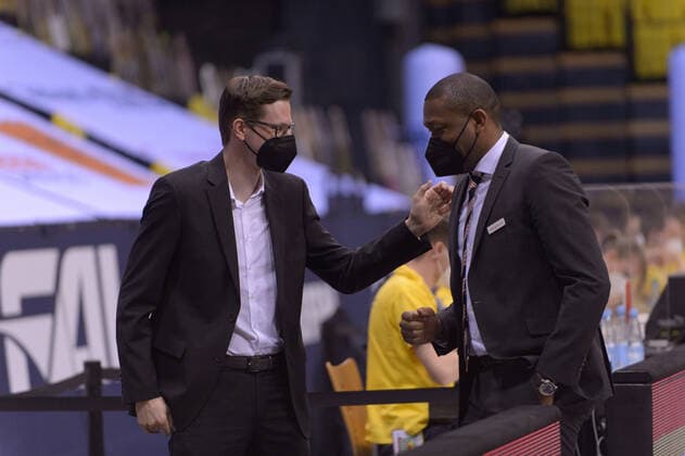 Torsten LEIBENATH (Sportdirektor ratiopharm Ulm) jubelt nach dem Sieg ab mit Tyron MCCOY (Co-Trainer Assistant Coach ratiopharm ulm) ; EWE Baskets Oldenburg vs ratiopharm Ulm, Basketball, easyCredit BBL Bundesliga, 24.04.2021, 30. Spieltag, Saison 2020 2021 ; Copyright: xErikxHillmer EIBNERx EP_ehr EWE Baskets Oldenburg vs ratiopharm Ulm, Basketball, easyCredit BBL Bundesliga, 24.04.2021, 30. Spieltag, Saison 2020 2021 Oldenburg Copyright: xErikxHillmer EIBNERx EP_ehr