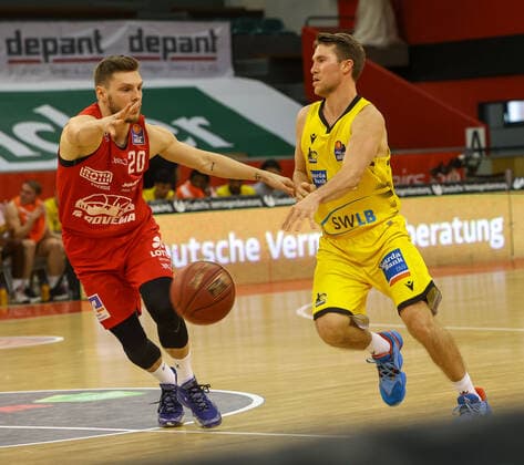 Ferdinand Zylka (JobStairs GIESSEN 20) und Jordan Hulls (MHP Riesen Ludwigsburg 1), JobStairs GIESSEN 46ers vs, MHP Riesen Ludwigsburg, Basketball, Basketball Bundesliga, 30. Spieltag, 24.04.2021, JobStairs GIESSEN 46ers vs, MHP Riesen Ludwigsburg, Basketball, Basketball Bundesliga, 30. Spieltag, 24.04.2021, Foto: EIBNER Joerg Niebergall Giessen Copyright: xJoergxNiebergall Eibner-Pressefox EP_JNL