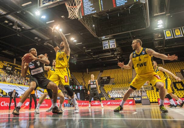 GER, Basketball, EWE Baskets Oldenburg vs ratiopharm Ulm 24.04.2021, EWE Arena, Oldenburg, GER, easy Credit-BBL, EWE Baskets Oldenburg vs ratiopharm Ulm, im Bild Isaiah WILKINS ( ratiopharm Ulm 11 ) Martin BREUNING (EWE Baskets Oldenburg 12 ) Keith HORNSBY (EWE Baskets Oldenburg 4 )