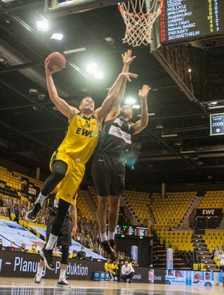 GER, Basketball, EWE Baskets Oldenburg vs ratiopharm Ulm 24.04.2021, EWE Arena, Oldenburg, GER, easy Credit-BBL, EWE Baskets Oldenburg vs ratiopharm Ulm, im Bild Rasid MAHALBASIC (EWE Baskets Oldenburg 24 ) Isaiah WILKINS ( ratiopharm Ulm 11 )
