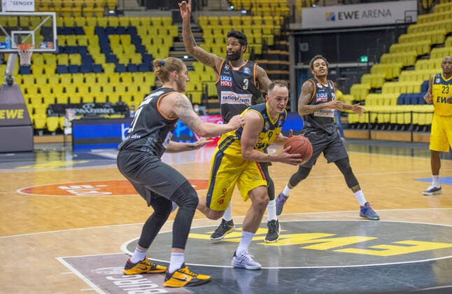 GER, Basketball, EWE Baskets Oldenburg vs ratiopharm Ulm 24.04.2021, EWE Arena, Oldenburg, GER, easy Credit-BBL, EWE Baskets Oldenburg vs ratiopharm Ulm, im Bild Karsten TADDA (EWE Baskets Oldenburg 9 ) Dylan OSETKOWSKI ( ratiopharm Ulm 21 ) Cameron CLARK ( ratiopharm Ulm 3 ) Troy CAUPAIN ( ratiopharm Ulm 23 )
