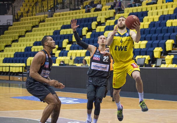 GER, Basketball, EWE Baskets Oldenburg vs ratiopharm Ulm 24.04.2021, EWE Arena, Oldenburg, GER, easy Credit-BBL, EWE Baskets Oldenburg vs ratiopharm Ulm, im Bild Keith HORNSBY (EWE Baskets Oldenburg 4 ) Thomas KLEPEISZ ( ratiopharm Ulm 22 ) Isaiah WILKINS ( ratiopharm Ulm 11 )