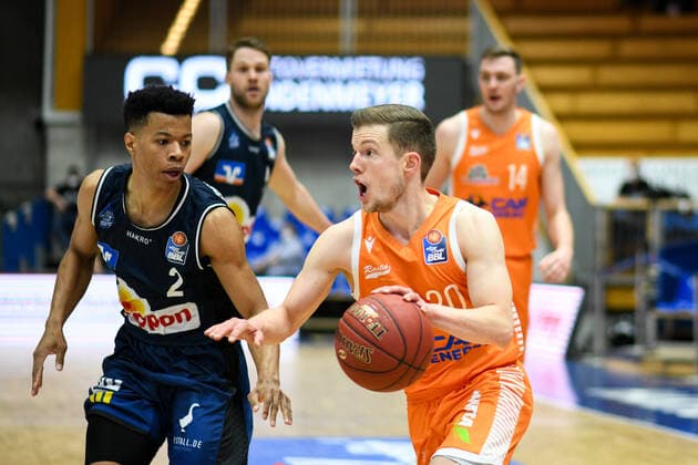 Jannes Hundt (RASTA Vechta) im Zweikampf mit Trae Bell-Haynes (HAKRO Merlins Crailsheim), GER, HAKRO Merlins Crailsheim vs. RASTA Vechta, 24.04.2021, 30. Spieltag easycredit Basketball Bundesliga, Spielzeit 2020 2021. GER, HAKRO Merlins Crailsheim vs. RASTA Vechta, 24.04.2021, 30. Spieltag easycredit Basketball Bundesliga, Spielzeit 2020 2021 Crailsheim Copyright: xEibnerxPressefoto MichaelxMemmlerx EP_MMR