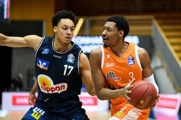 ShaÂ Markus Kennedy (RASTA Vechta) im Zweikampf mit Jamuni McNeace (HAKRO Merlins Crailsheim), GER, HAKRO Merlins Crailsheim vs. RASTA Vechta, 24.04.2021, 30. Spieltag easycredit Basketball Bundesliga, Spielzeit 2020 2021. GER, HAKRO Merlins Crailsheim vs. RASTA Vechta, 24.04.2021, 30. Spieltag easycredit Basketball Bundesliga, Spielzeit 2020 2021 Crailsheim Copyright: xEibnerxPressefoto MichaelxMemmlerx EP_MMR