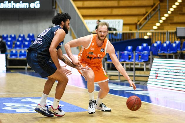 Robin Christen (RASTA Vechta) im Zweikampf mit Jermaine Haley Jr. (HAKRO Merlins Crailsheim), GER, HAKRO Merlins Crailsheim vs. RASTA Vechta, 24.04.2021, 30. Spieltag easycredit Basketball Bundesliga, Spielzeit 2020 2021. GER, HAKRO Merlins Crailsheim vs. RASTA Vechta, 24.04.2021, 30. Spieltag easycredit Basketball Bundesliga, Spielzeit 2020 2021 Crailsheim Copyright: xEibnerxPressefoto MichaelxMemmlerx EP_MMR