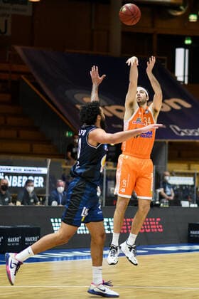 Jesse Hunt (RASTA Vechta) beim Wurf, Jermaine Haley Jr. (HAKRO Merlins Crailsheim) verteidigt, GER, HAKRO Merlins Crailsheim vs. RASTA Vechta, 24.04.2021, 30. Spieltag easycredit Basketball Bundesliga, Spielzeit 2020 2021. GER, HAKRO Merlins Crailsheim vs. RASTA Vechta, 24.04.2021, 30. Spieltag easycredit Basketball Bundesliga, Spielzeit 2020 2021 Crailsheim Copyright: xEibnerxPressefoto MichaelxMemmlerx EP_MMR