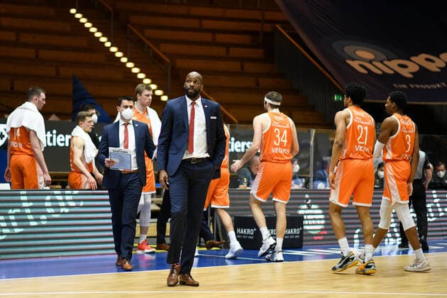 Derrick Allen (RASTA Vechta, Headcoach) in der Auszeit, daneben Jesse Hunt (RASTA Vechta), Jordan Barnett (RASTA Vechta), Sha Markus Kennedy (RASTA Vechta), GER, HAKRO Merlins Crailsheim vs. RASTA Vechta, 24.04.2021, 30. Spieltag easycredit Basketball Bundesliga, Spielzeit 2020 2021. GER, HAKRO Merlins Crailsheim vs. RASTA Vechta, 24.04.2021, 30. Spieltag easycredit Basketball Bundesliga, Spielzeit 2020 2021 Crailsheim Copyright: xEibnerxPressefoto MichaelxMemmlerx EP_MMR