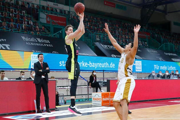 30. Spieltag der easyCredit BBL Basketball Bundesliga am 24.April 2021 in der Oberfrankenhalle in Bayreuth Bayern Deutschland Saison 2020-2021 Medi Bayreuth gegen Basketball Löwen Braunschweig David Walker (Medi Bayreuth23) links James Robinson (Basketball Löwen Braunschweig 8) rechts
