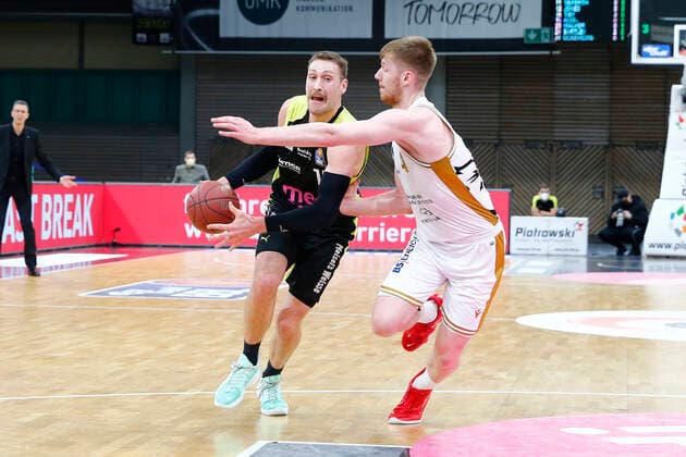 30. Spieltag der easyCredit BBL Basketball Bundesliga am 24.April 2021 in der Oberfrankenhalle in Bayreuth Bayern Deutschland Saison 2020-2021 Medi Bayreuth gegen Basketball Löwen Braunschweig Matthew Tiby (Medi Bayreuth 15) links Luc van Slooten (Basketball Löwen Braunschweig 4) rechts