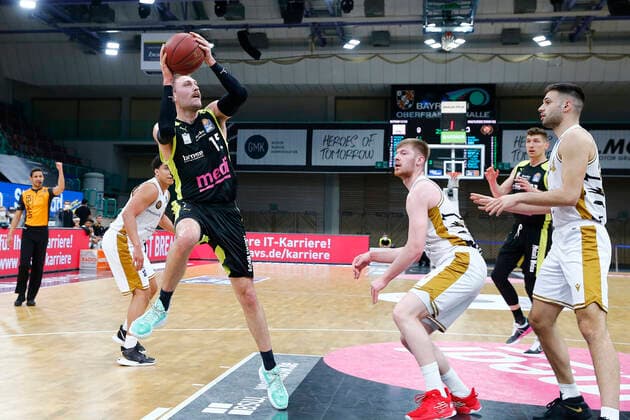 30. Spieltag der easyCredit BBL Basketball Bundesliga am 24.April 2021 in der Oberfrankenhalle in Bayreuth Bayern Deutschland Saison 2020-2021 Medi Bayreuth gegen Basketball Löwen Braunschweig Matthew Tiby (Medi Bayreuth 15) links Luc van Slooten (Basketball Löwen Braunschweig 4) rechts