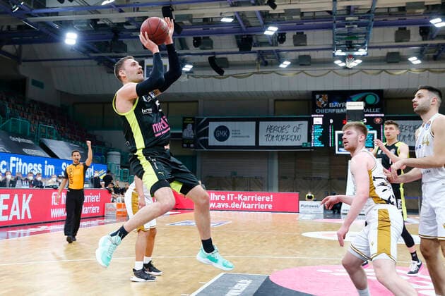 30. Spieltag der easyCredit BBL Basketball Bundesliga am 24.April 2021 in der Oberfrankenhalle in Bayreuth Bayern Deutschland Saison 2020-2021 Medi Bayreuth gegen Basketball Löwen Braunschweig Matthew Tiby (Medi Bayreuth 15) links Luc van Slooten (Basketball Löwen Braunschweig 4) rechts