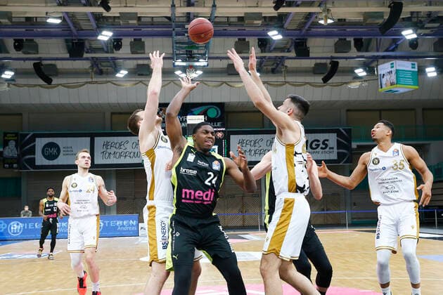 30. Spieltag der easyCredit BBL Basketball Bundesliga am 24.April 2021 in der Oberfrankenhalle in Bayreuth Bayern Deutschland Saison 2020-2021 Medi Bayreuth gegen Basketball Löwen Braunschweig Frank Bartley (Medi Bayreuth 24) mitte Benedikt Turudic (Basketball Löwen Braunschweig 44) rechts