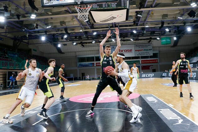30. Spieltag der easyCredit BBL Basketball Bundesliga am 24.April 2021 in der Oberfrankenhalle in Bayreuth Bayern Deutschland Saison 2020-2021 Medi Bayreuth gegen Basketball Löwen Braunschweig Andreas Seiferth (Medi Bayreuth 11) links Gavin Schilling (Basketball Löwen Braunschweig 34) rechts