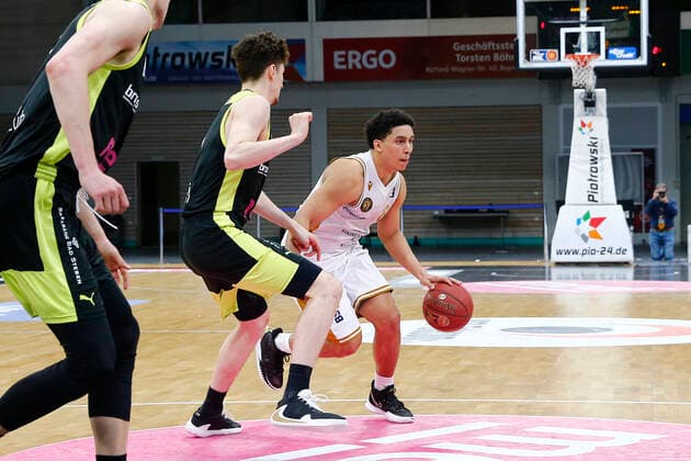 30. Spieltag der easyCredit BBL Basketball Bundesliga am 24.April 2021 in der Oberfrankenhalle in Bayreuth Bayern Deutschland Saison 2020-2021 Medi Bayreuth gegen Basketball Löwen Braunschweig Kay Bruhnke (Medi Bayreuth 9) links James Robinson (Basketball Löwen Braunschweig 8) rechts