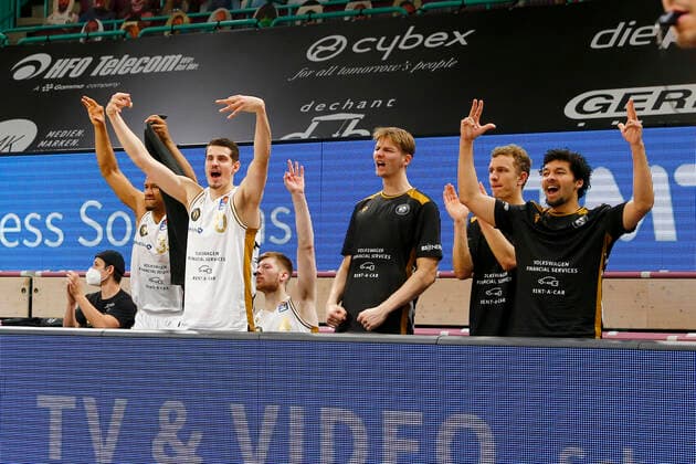 30. Spieltag der easyCredit BBL Basketball Bundesliga am 24.April 2021 in der Oberfrankenhalle in Bayreuth Bayern Deutschland Saison 2020-2021 Medi Bayreuth gegen Basketball Löwen Braunschweig Braunschweig Spieler Jubel auf der Bank
