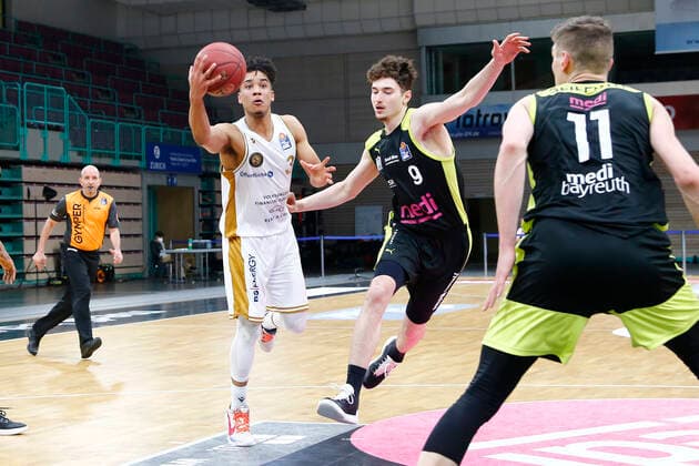 30. Spieltag der easyCredit BBL Basketball Bundesliga am 24.April 2021 in der Oberfrankenhalle in Bayreuth Bayern Deutschland Saison 2020-2021 Medi Bayreuth gegen Basketball Löwen Braunschweig Kay Bruhnke (Medi Bayreuth 9) rechts Garai Zeeb (Basketball Löwen Braunschweig 3) links